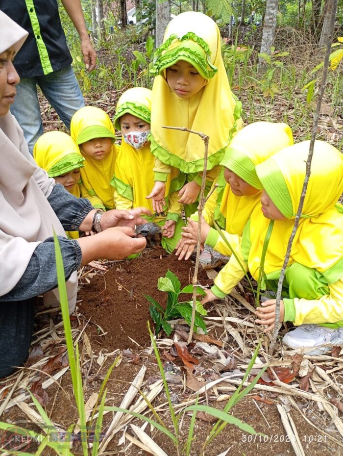 Sinergi Lintas Sektor Padati Aksi Junam di Cisarua, Gelorakan Semangat "Kita Merawat Bumi, Bumi Menjaga Kita"